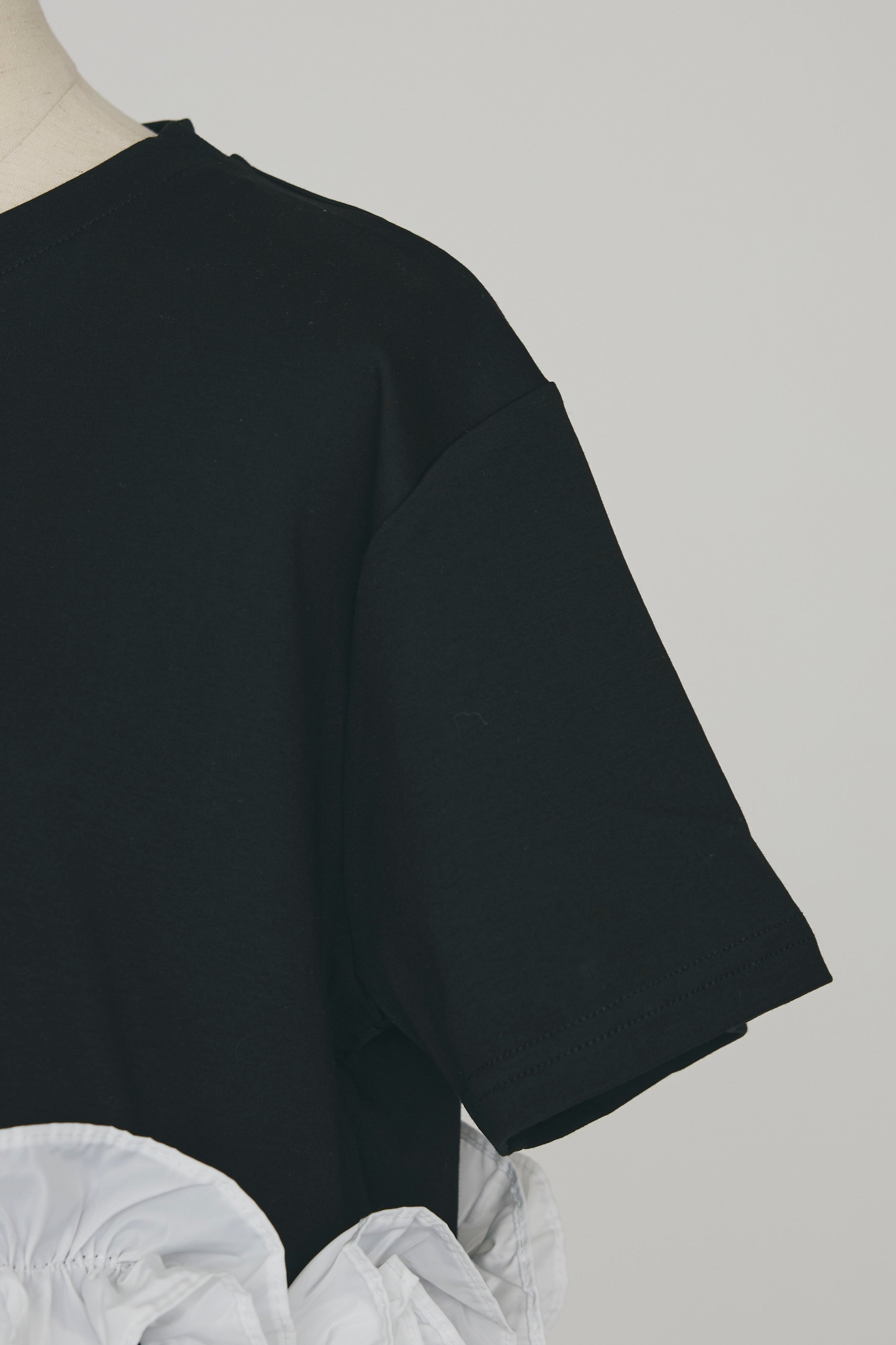 予約]フリルウェーブヘムカットTシャツ – Frene
