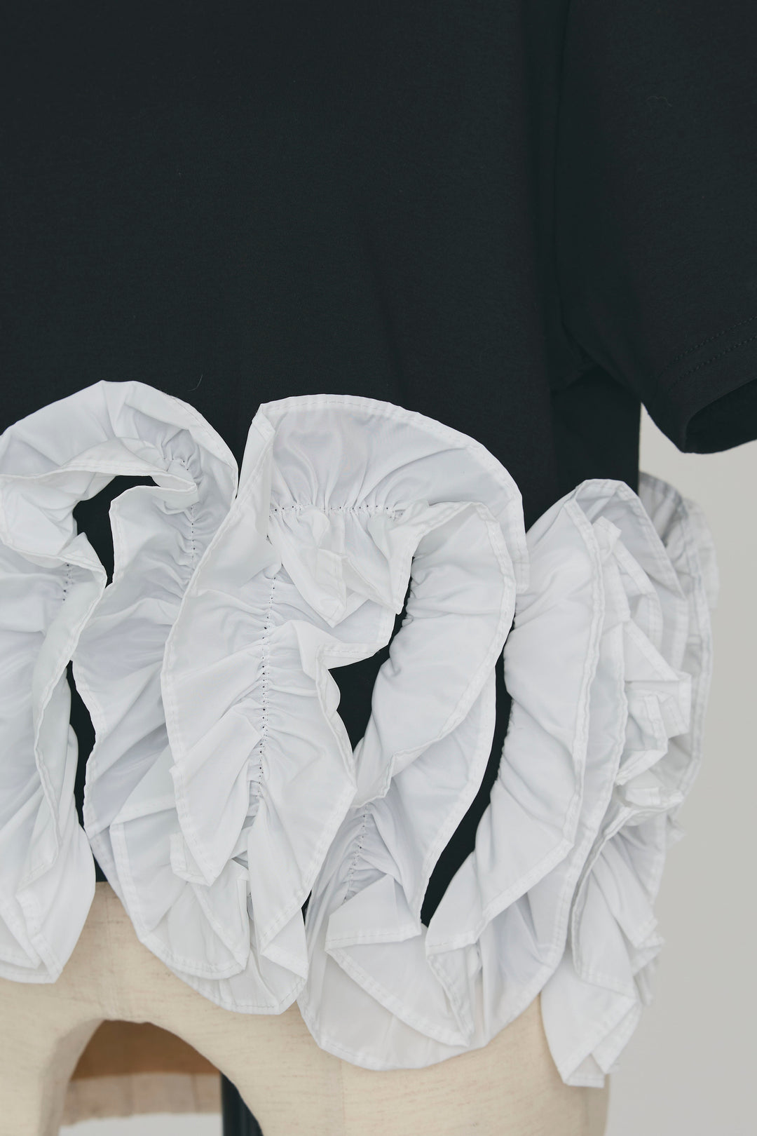 [予約]フリルウェーブヘムカットTシャツ