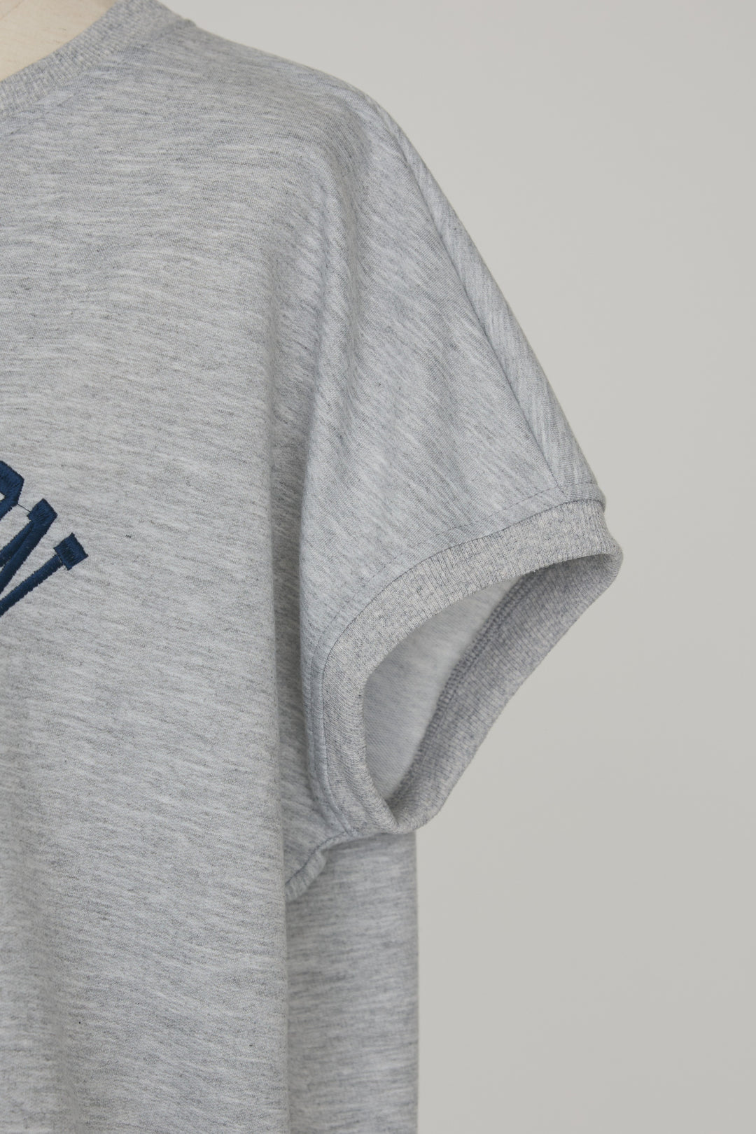 [予約]ロゴ刺繍デザインリブカットT