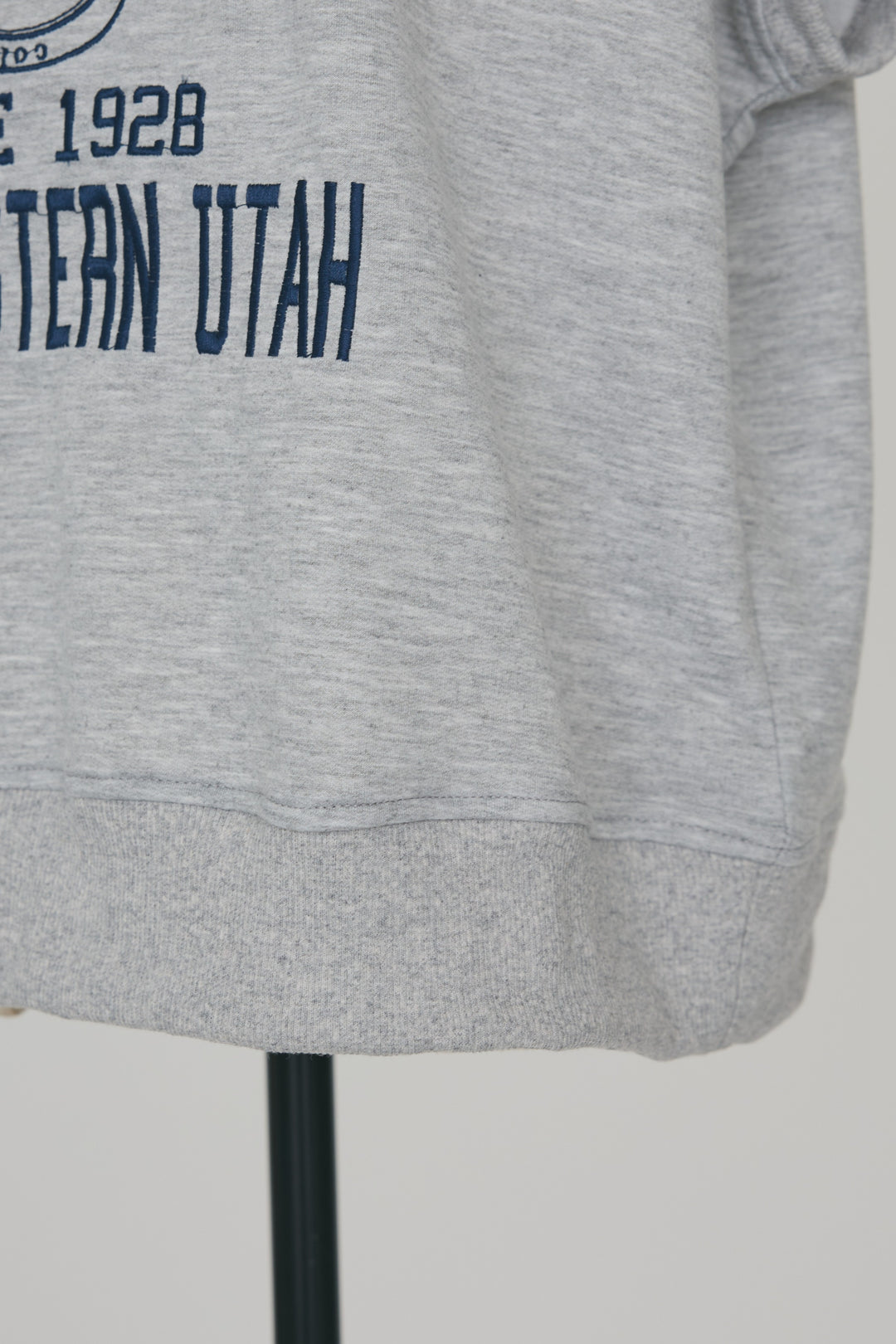 [予約]ロゴ刺繍デザインリブカットT