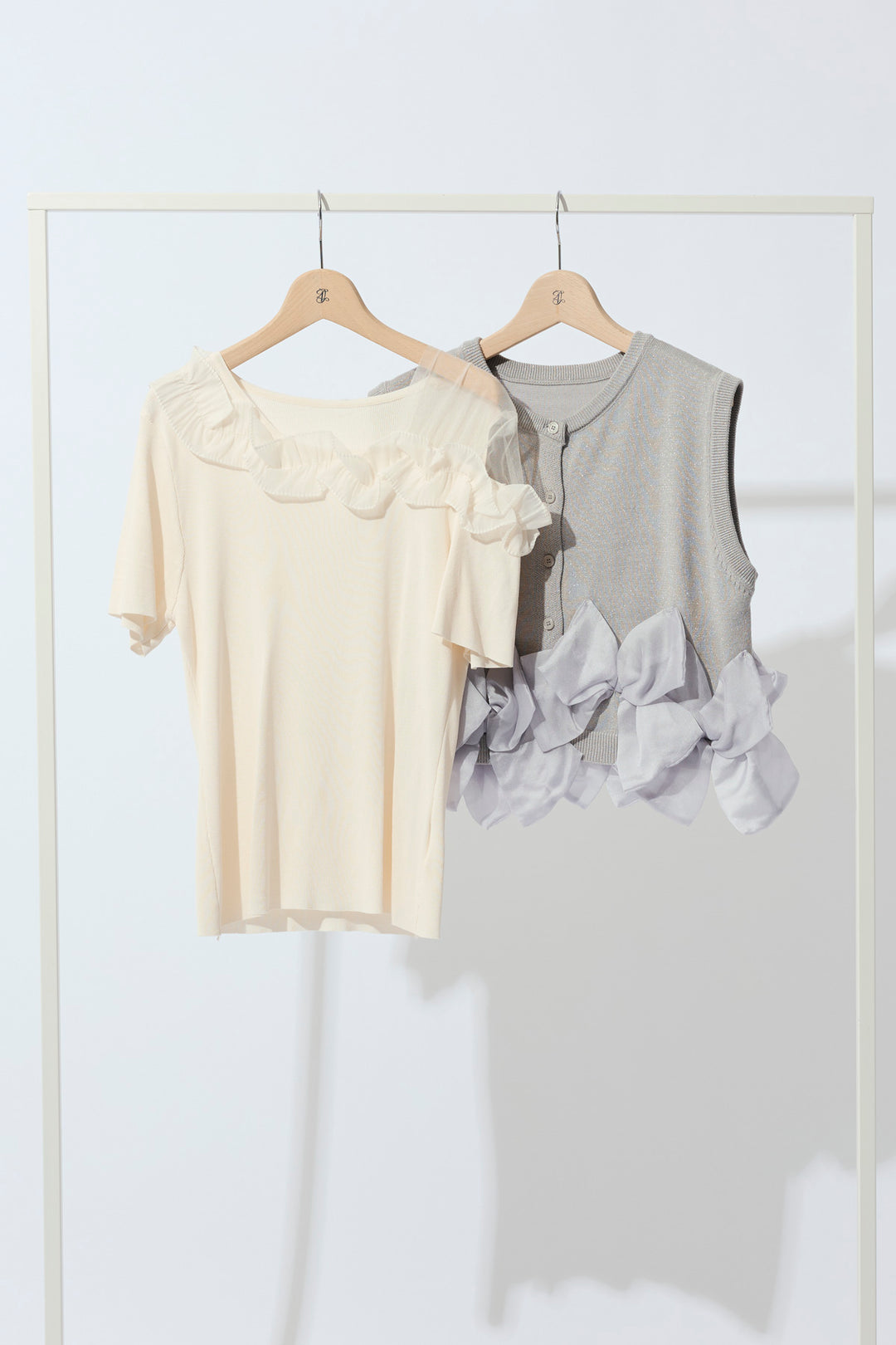 [予約/SET]シースルー×フリルドッキングトップス+ヘムオーガンジーリボンスリーブレスニット(2set)