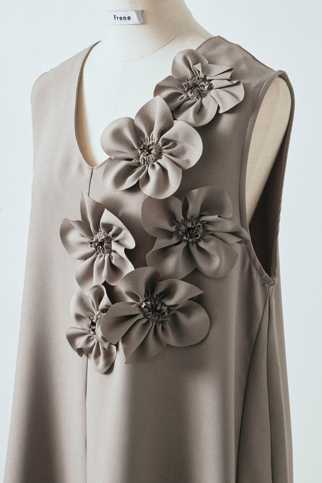 [予約]アシメフラワーモチーフVネックワンピース