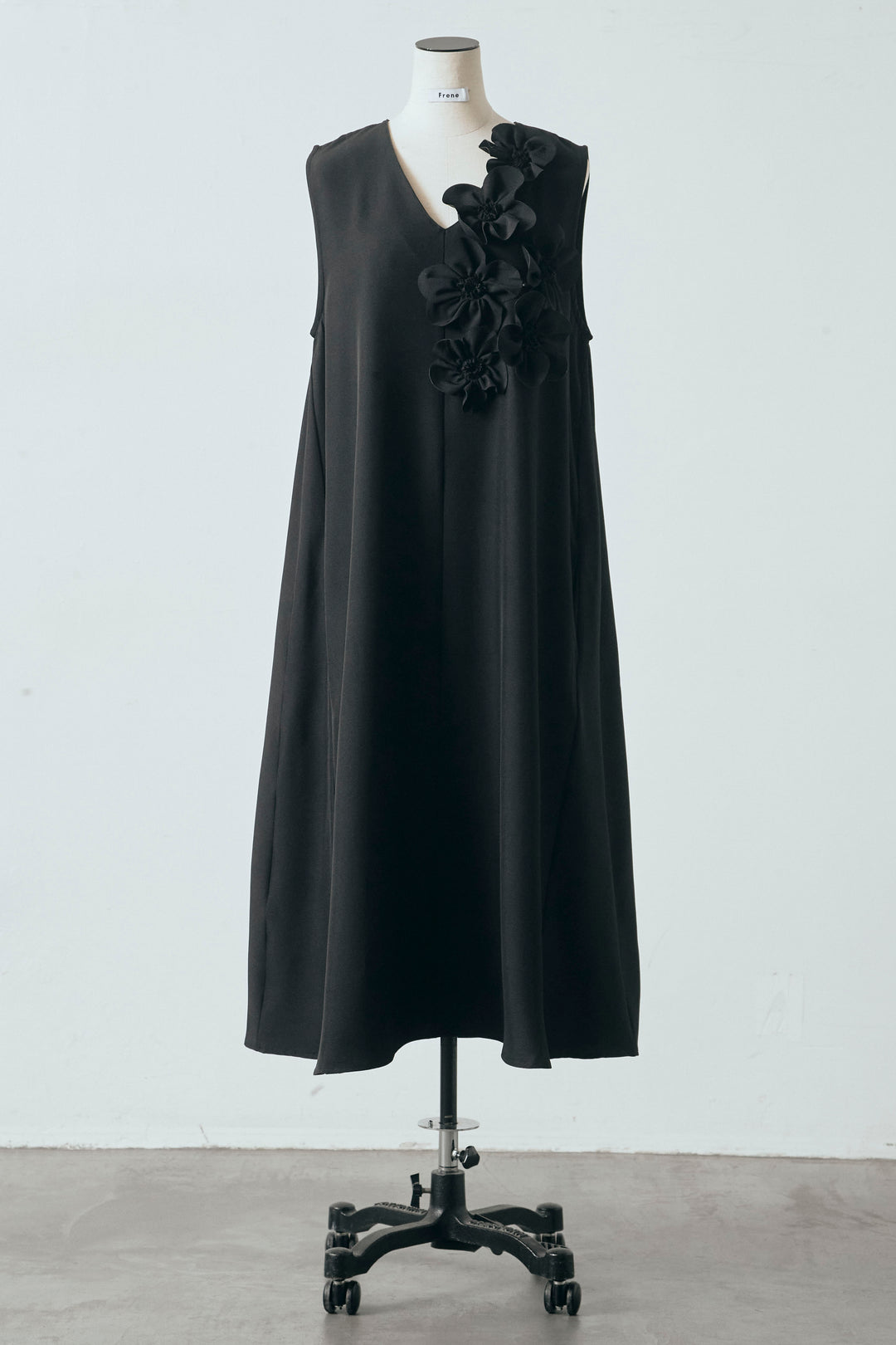 [予約]アシメフラワーモチーフVネックワンピース