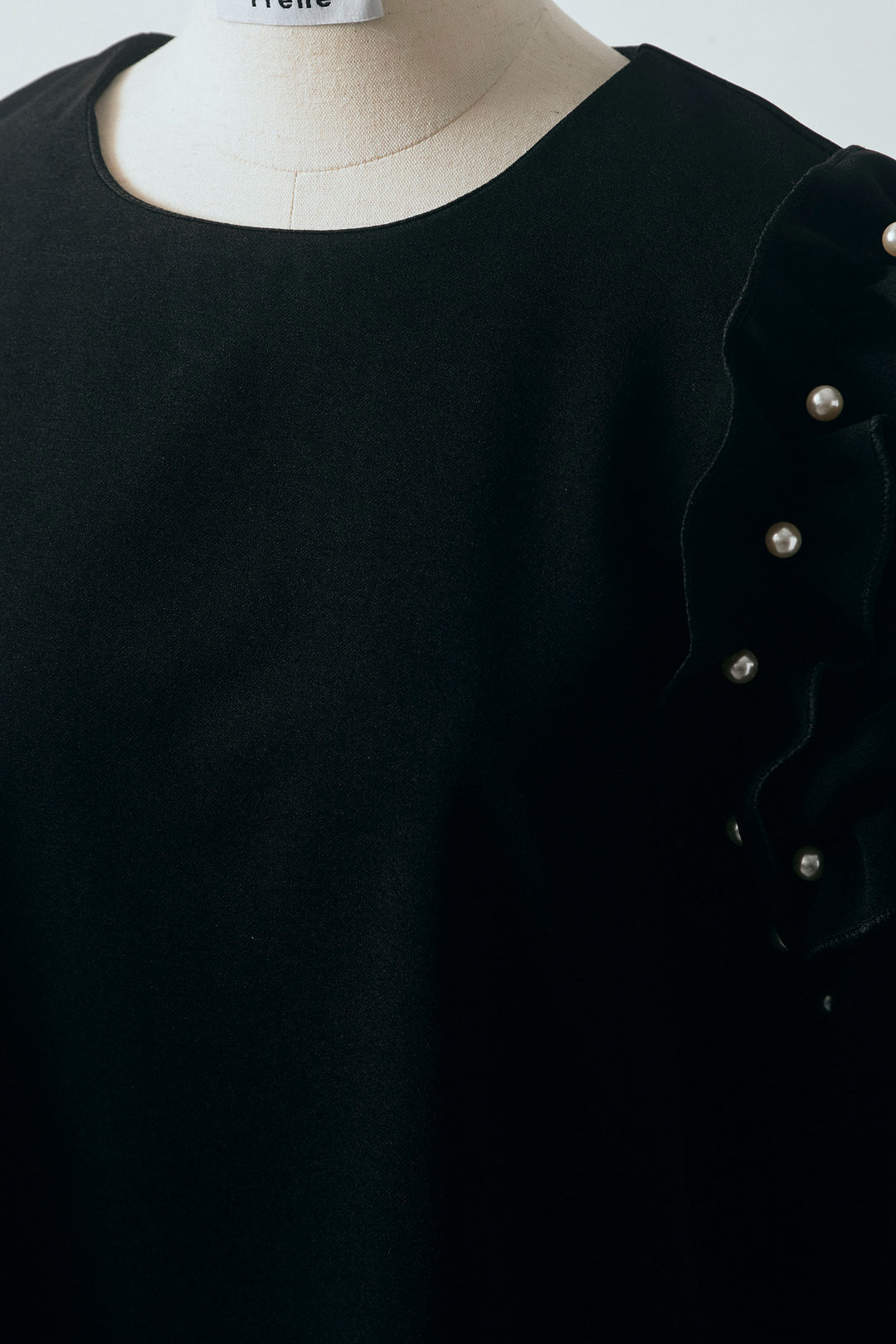 [予約]フリルパールコンシャスブラウス