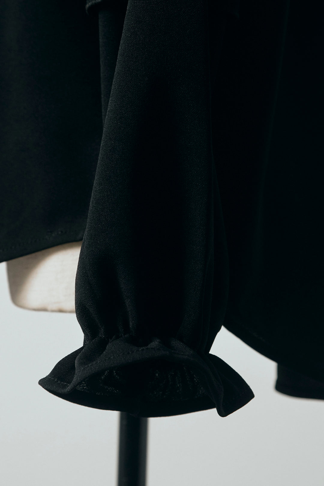 [予約]フリルパールコンシャスブラウス