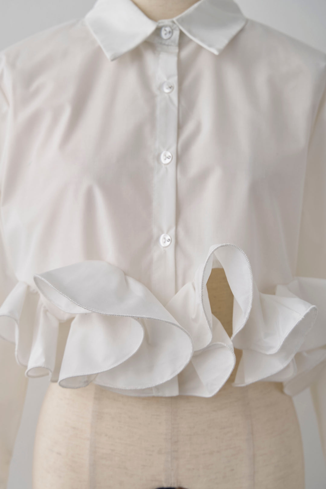 [予約]フリルヘムショート丈シャツ