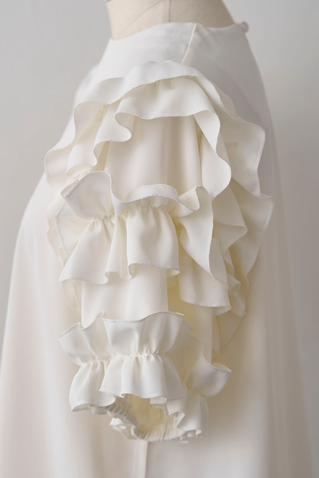 [予約]フリルスリーブプルオーバーブラウス