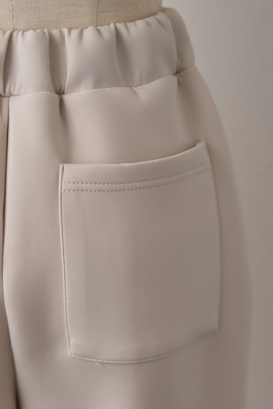 [予約]前スリットクッション素材パンツ