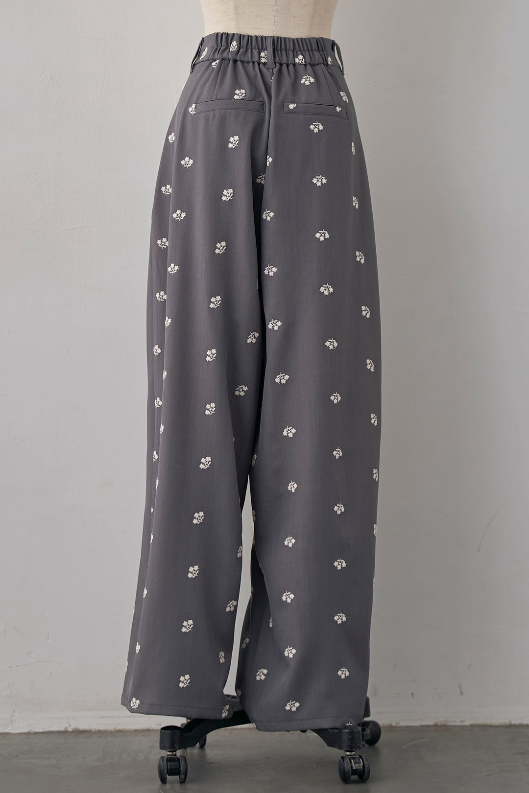 [予約]フラワー刺繍ツイルストレートパンツ