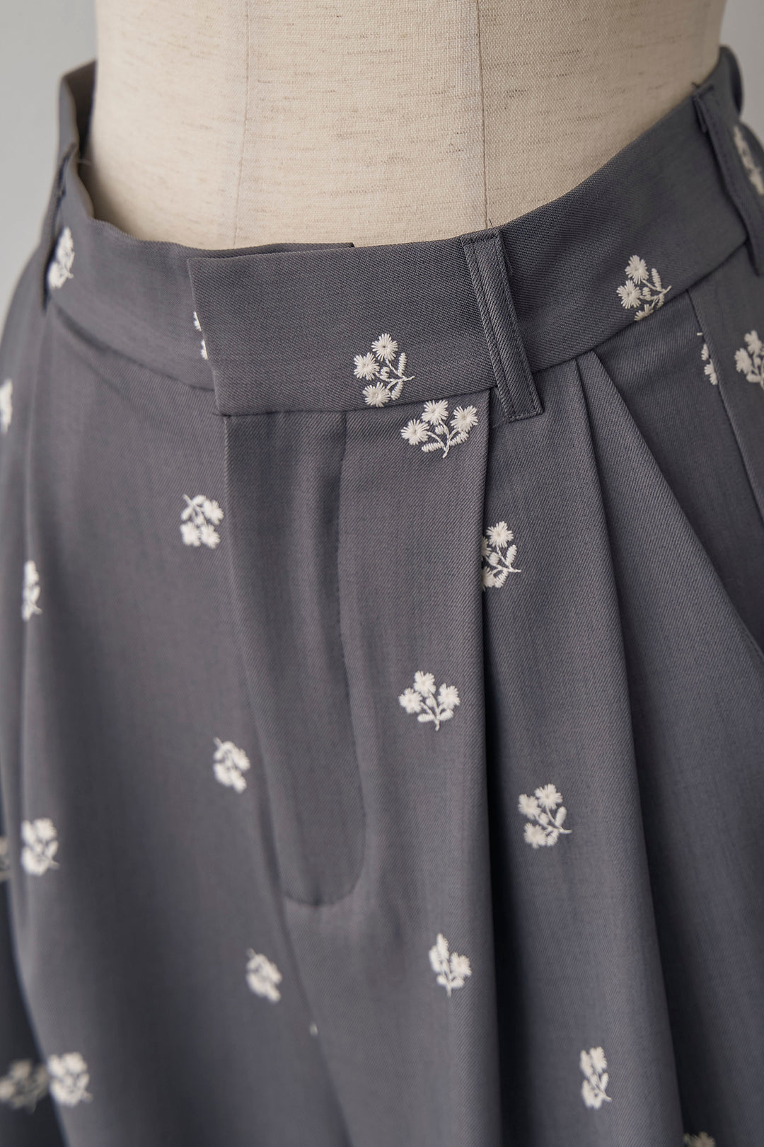 [予約]フラワー刺繍ツイルストレートパンツ