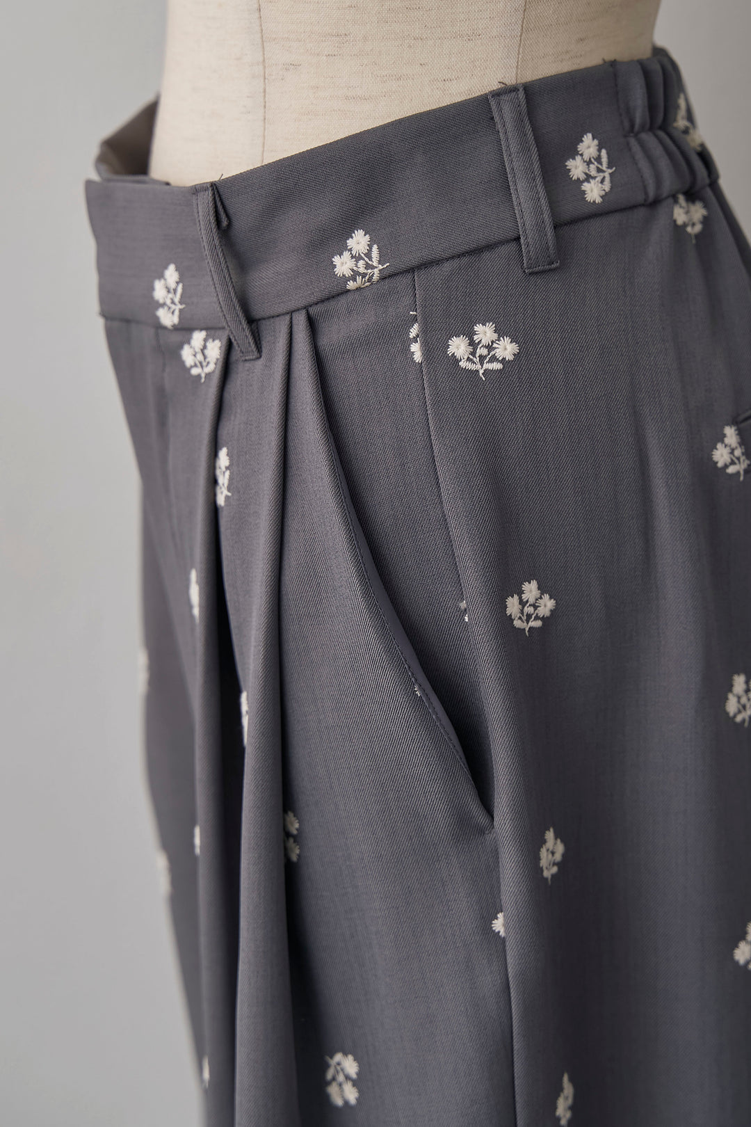 [予約]フラワー刺繍ツイルストレートパンツ