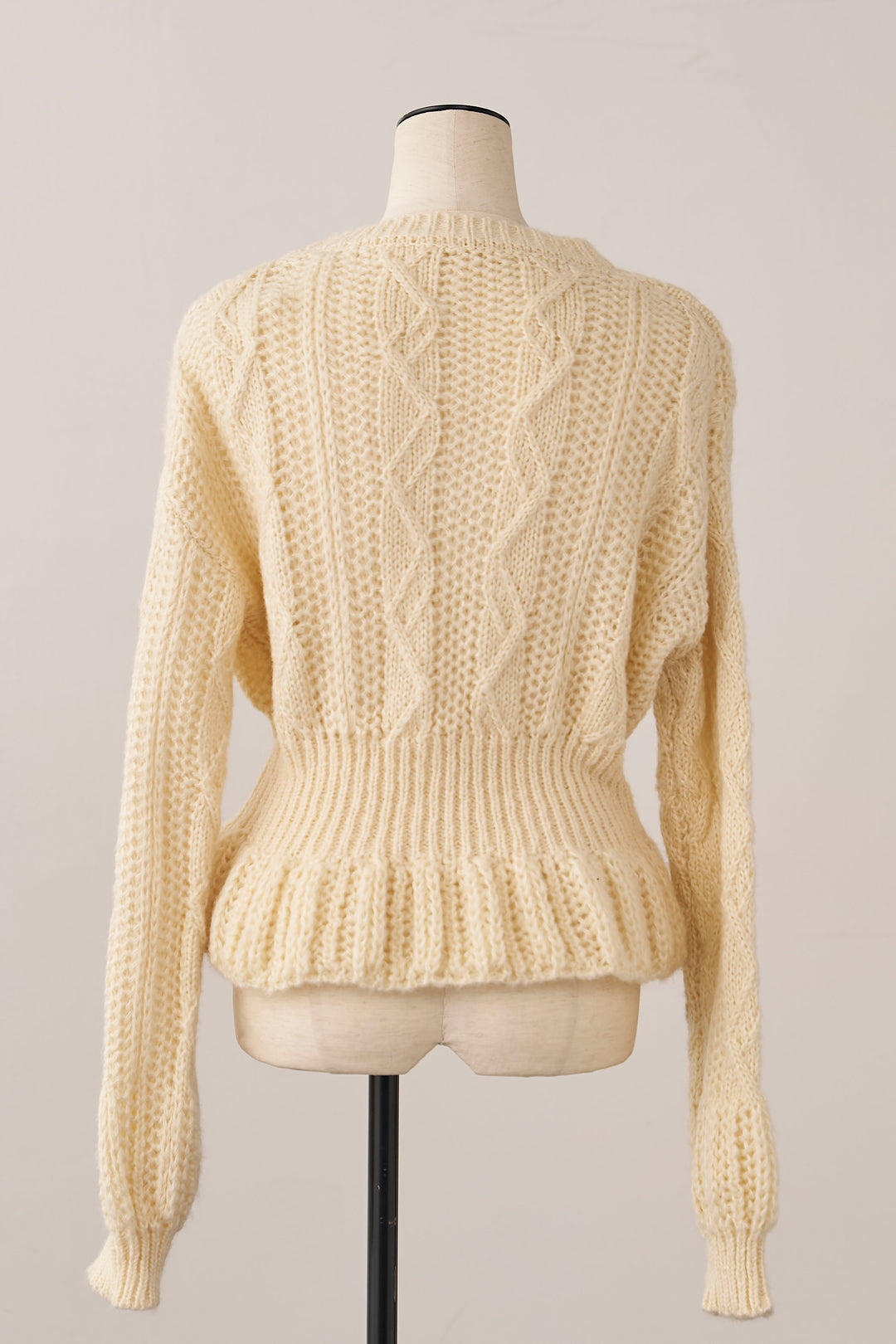 [予約]ケーブル編ミニペプラムニット