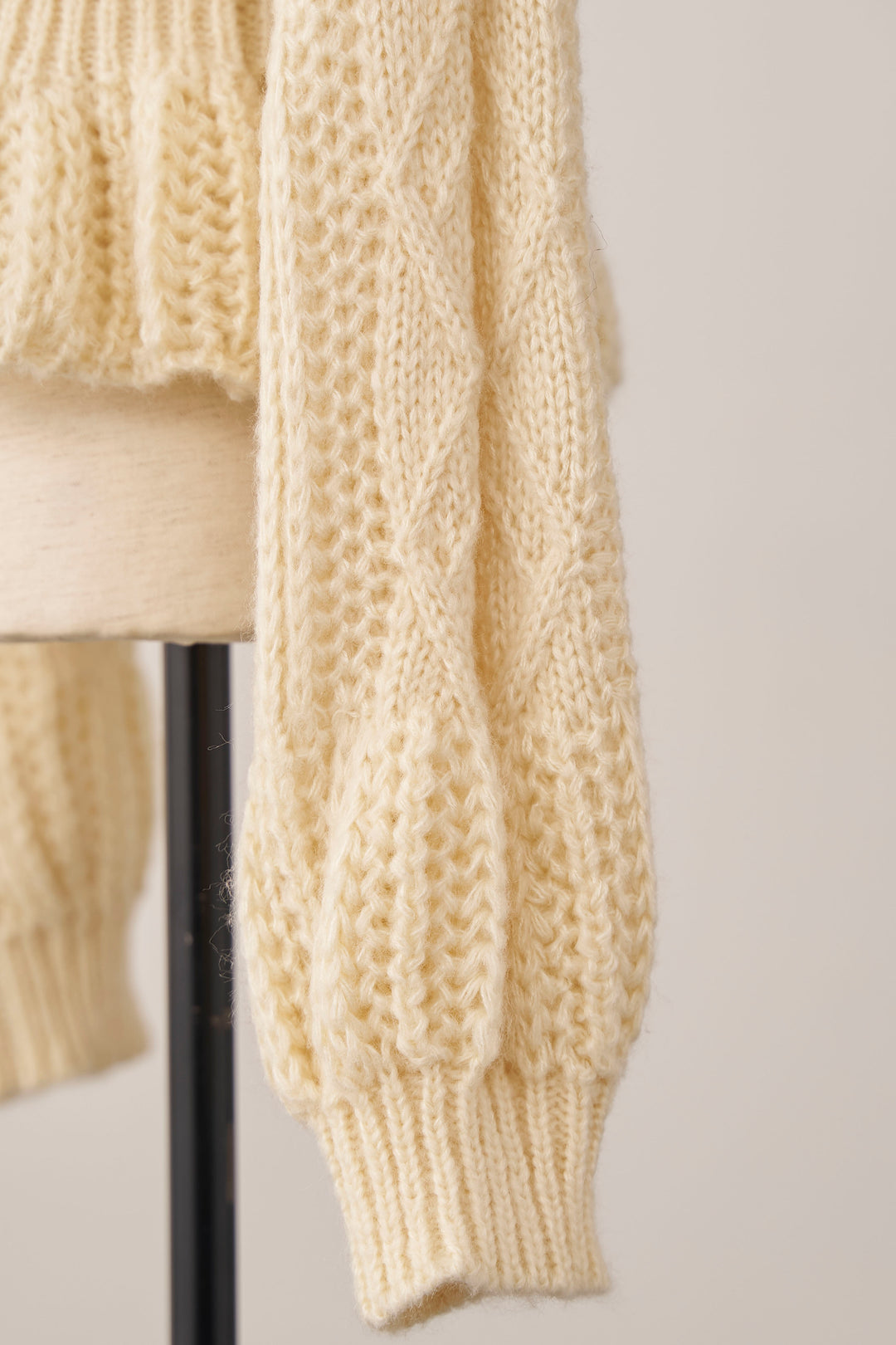 [予約]ケーブル編ミニペプラムニット