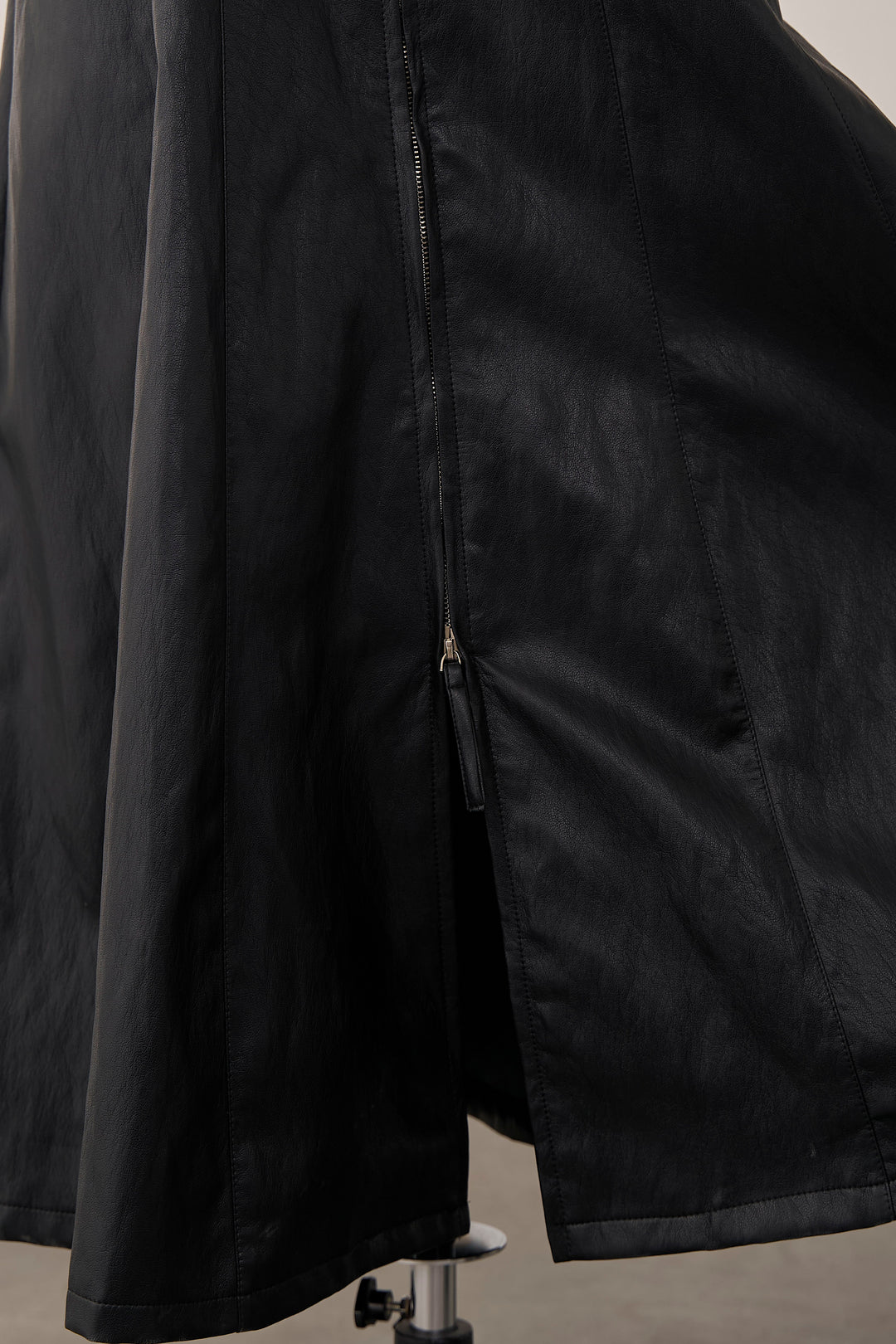 [予約]フロントZIPレザーライクジャンスカ