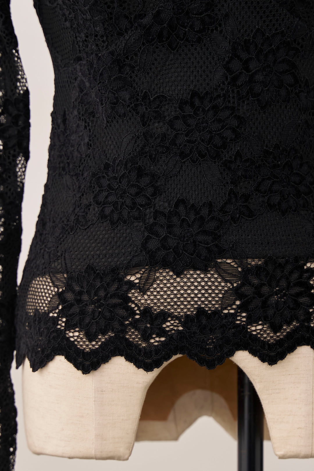 [予約]クラシカルレースVネックトップス