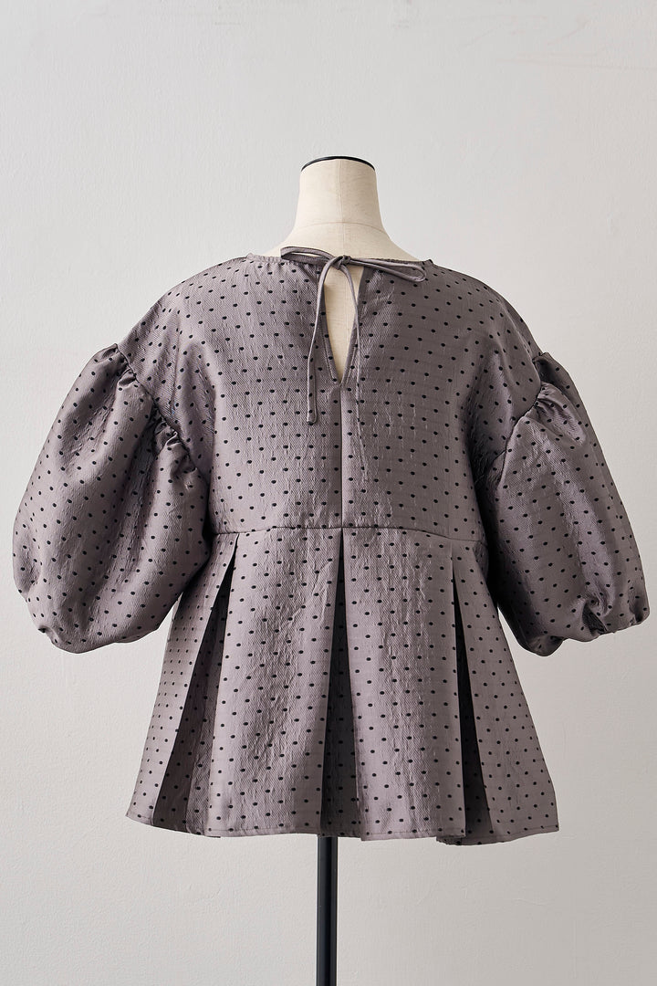 [予約]ハートブローチ付ドットジャガードブラウス