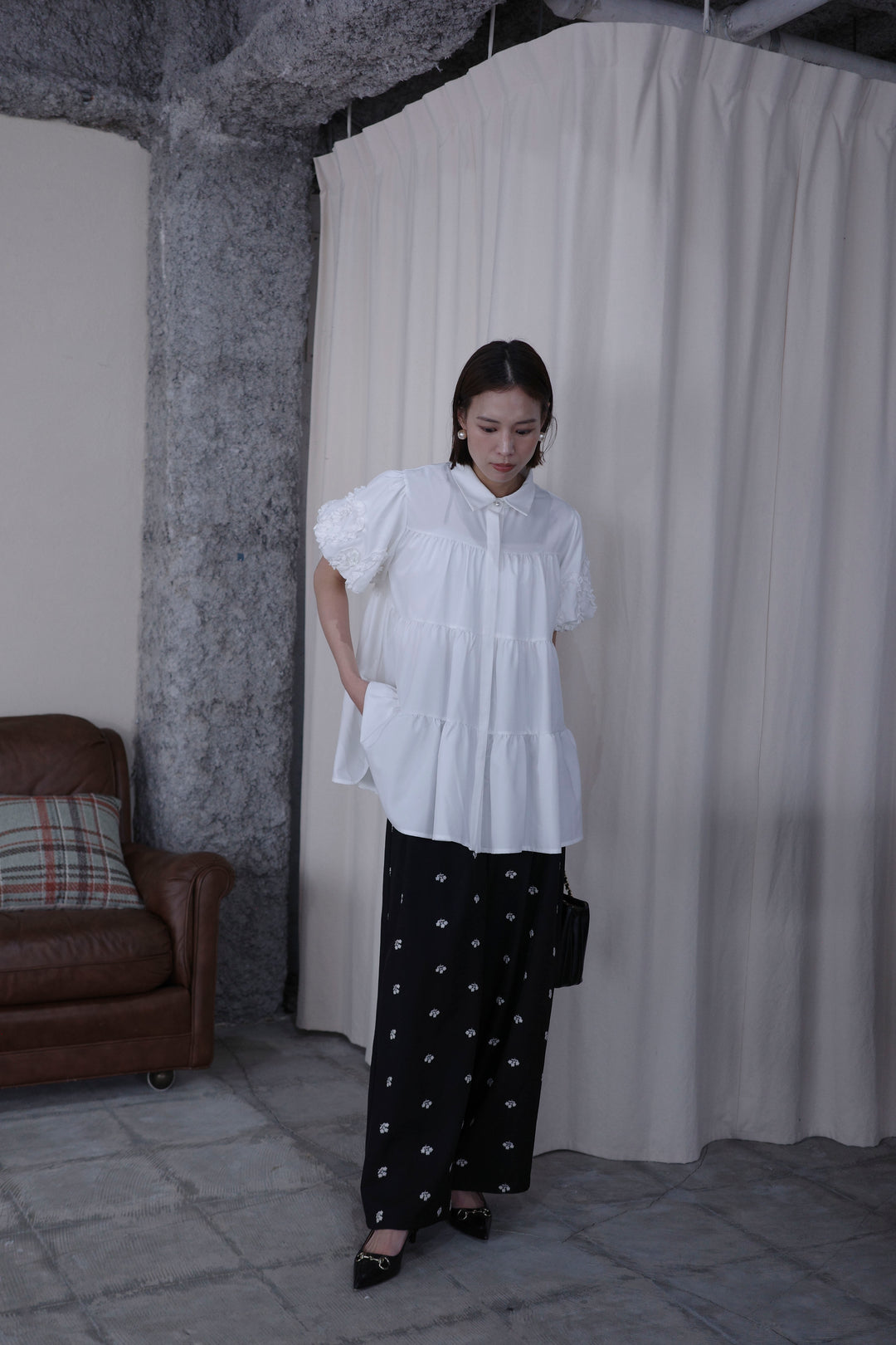 [予約/SET]フリルウェーブスリーブティアードブラウス+フラワー刺繍ツイルストレートパンツ(2set)