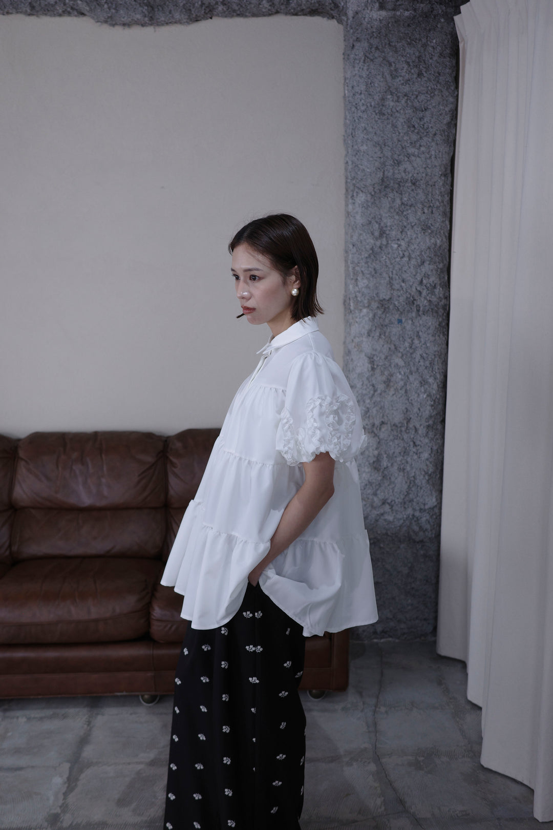 [予約/SET]フリルウェーブスリーブティアードブラウス+フラワー刺繍ツイルストレートパンツ(2set)