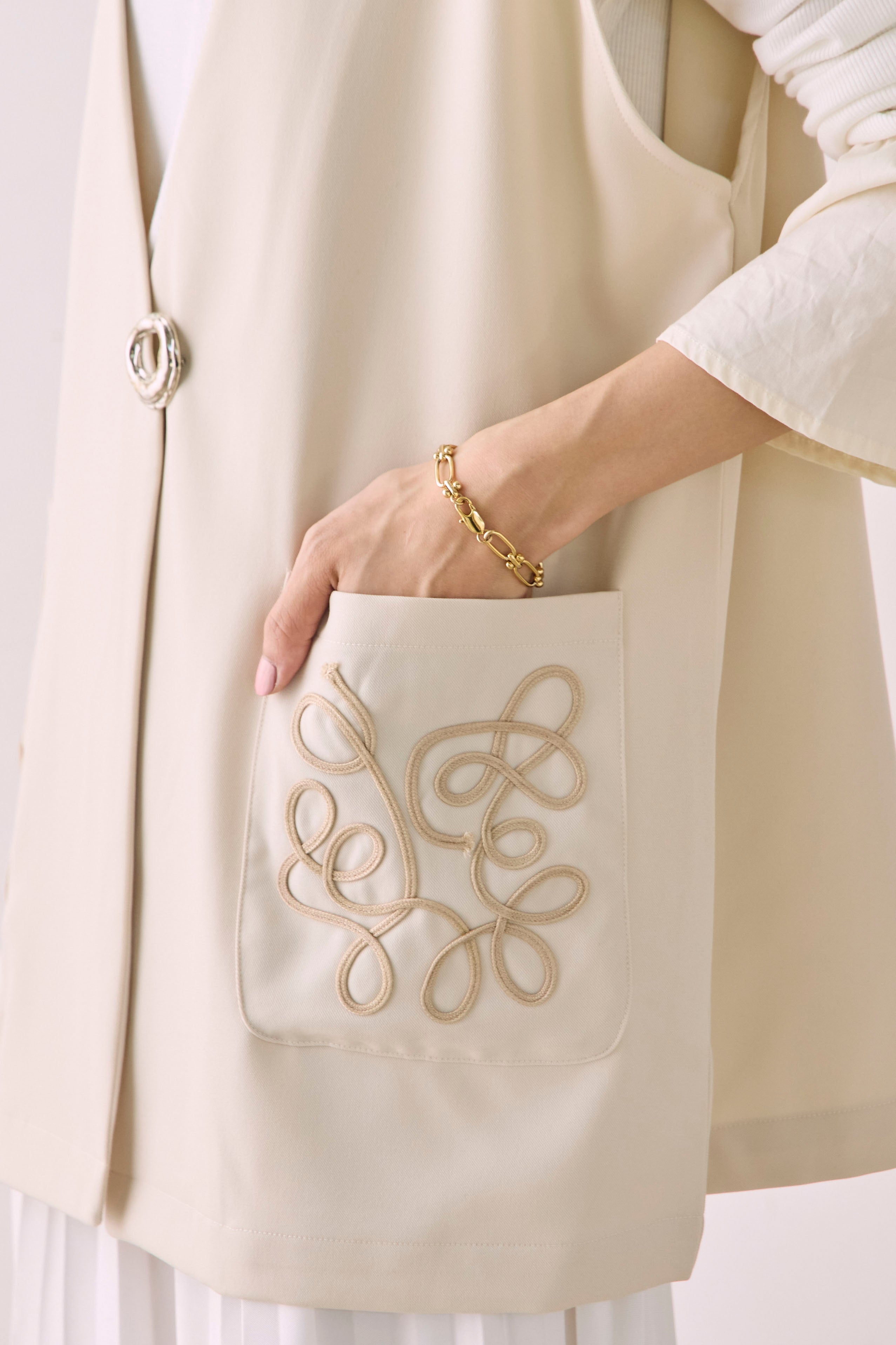 予約]コード刺繍デザインジレ – Frene