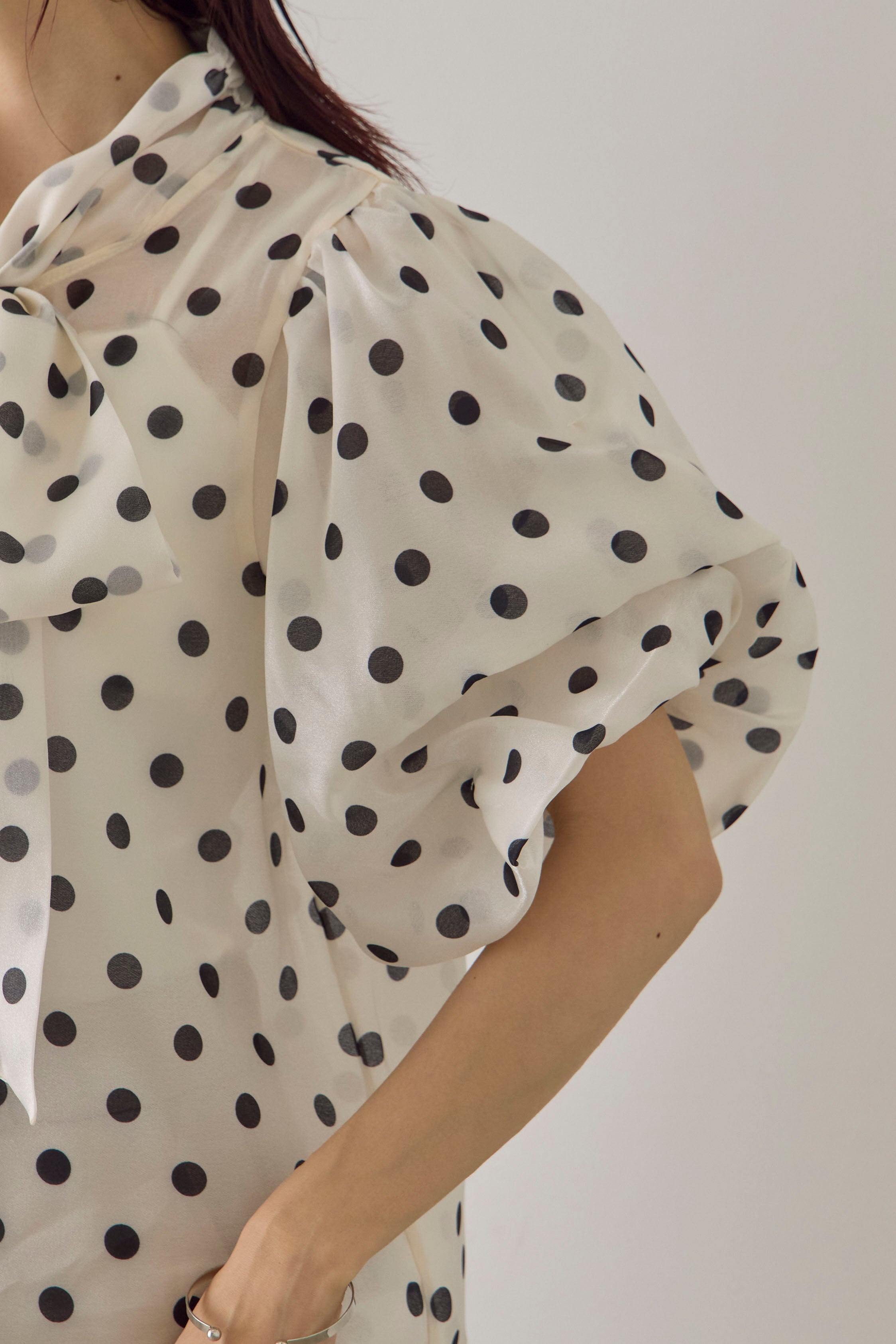 Frene フラーネ オーガンジードットBIGリボン+ボンディングセンターパンツ 予約]オーガンジードットBIGリボンブラウス– Frene