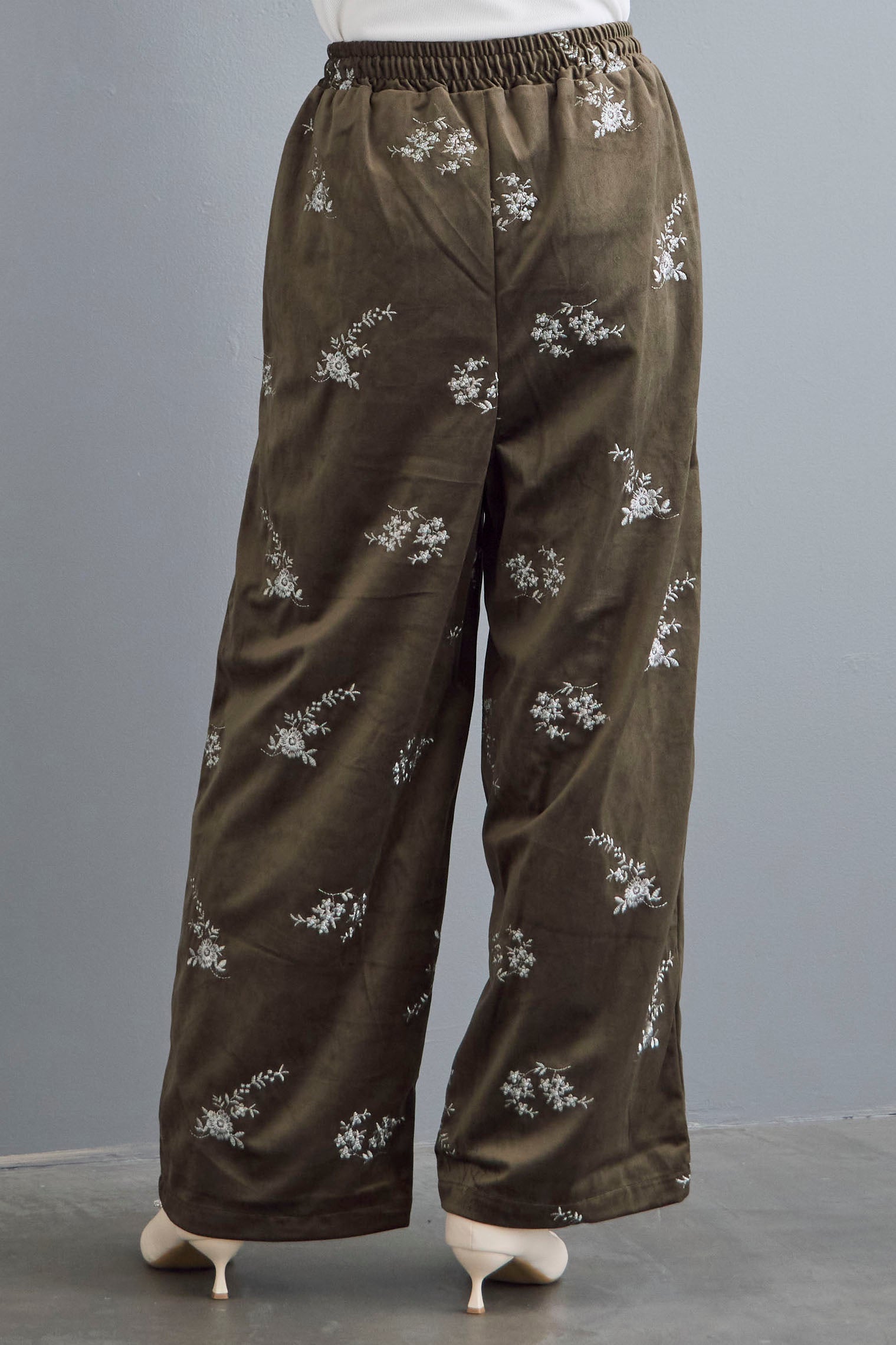 予約]フラワーエンブロイダリーベロアワイドパンツ – Frene