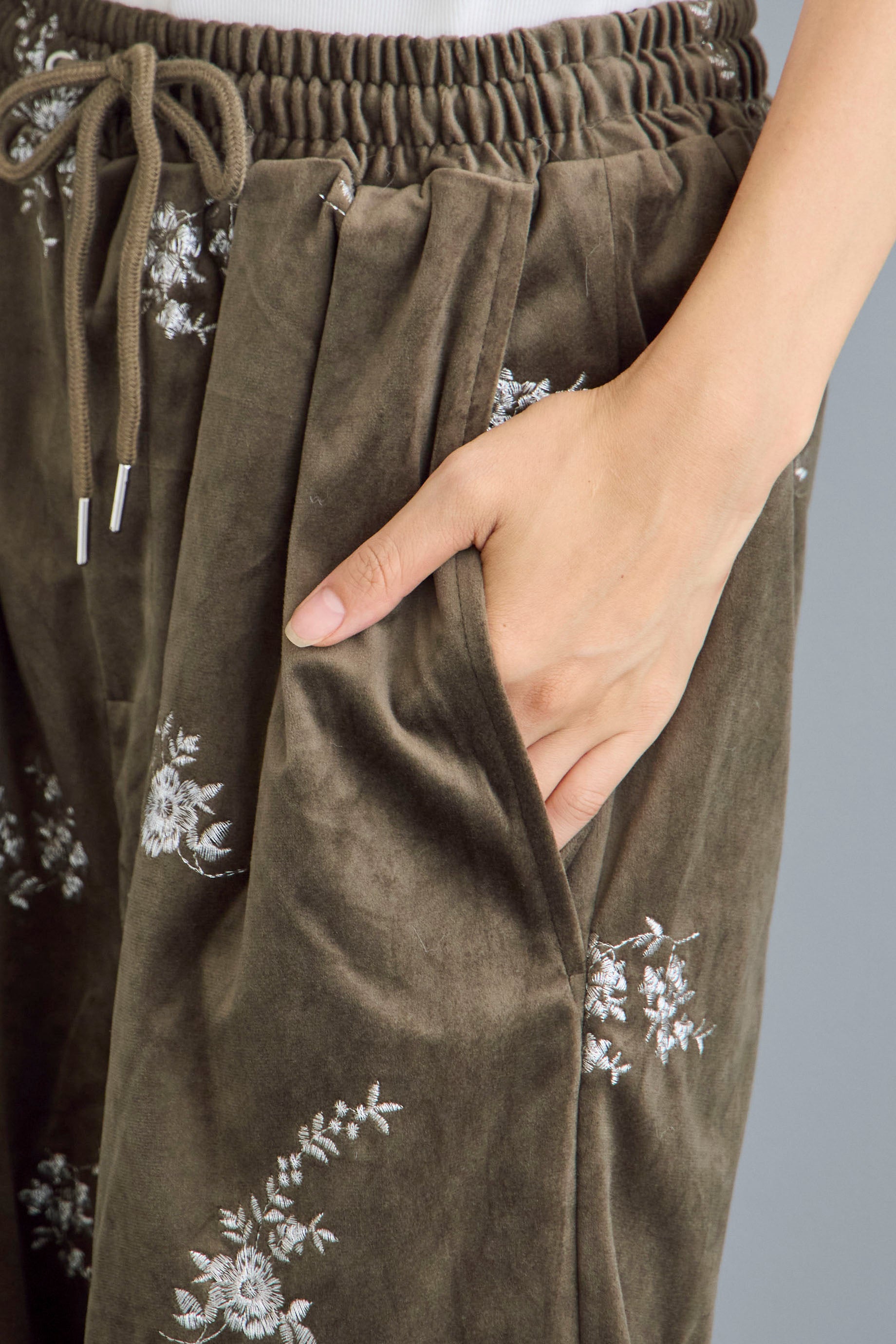 予約]フラワーエンブロイダリーベロアワイドパンツ – Frene