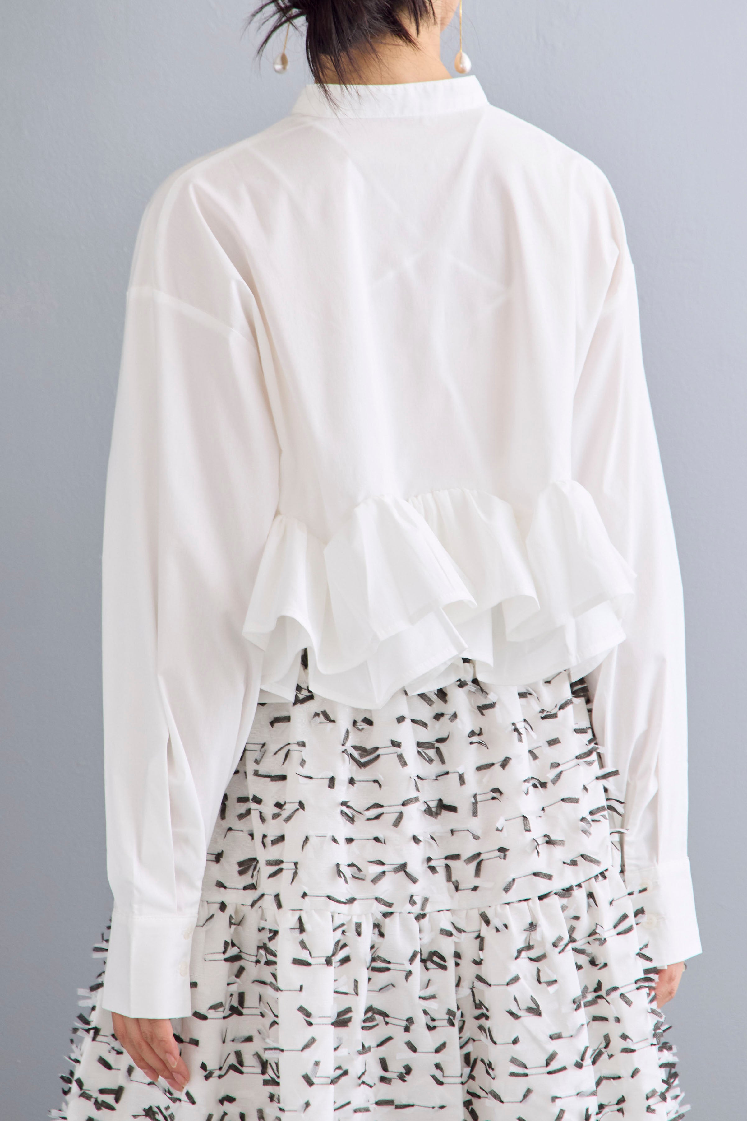 予約]ダブルフリルヘムショート丈ブラウス – Frene